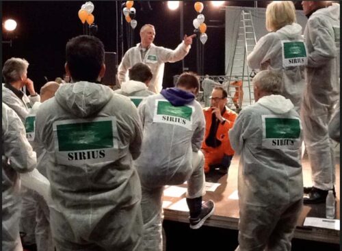 Papkasseshow skaber underholdning, der når helt ned til bageste række i et hvert selskab, workshop eller fest.
