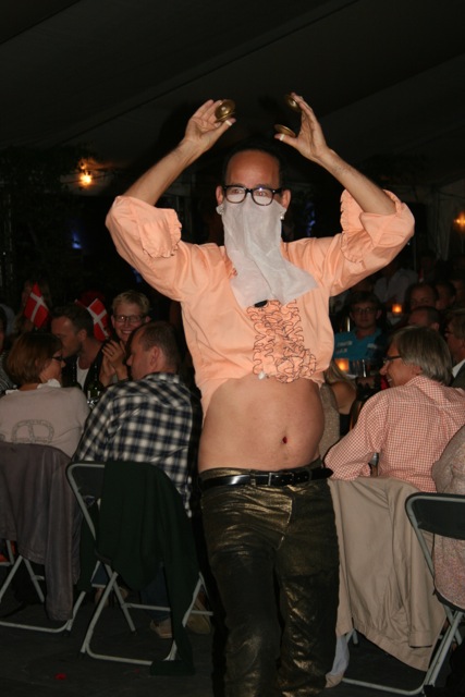 Papkasseshow skaber festunderholdning, der når helt ned til bageste række i et hvert selskab, byfest eller festival.