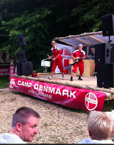 Papkasseshow er Danmarks sjoveste underholdning i Camp Danmark Ukraine
