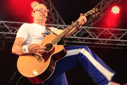 Papkasseshows Kim Dalum spiller på en guitar med attitude